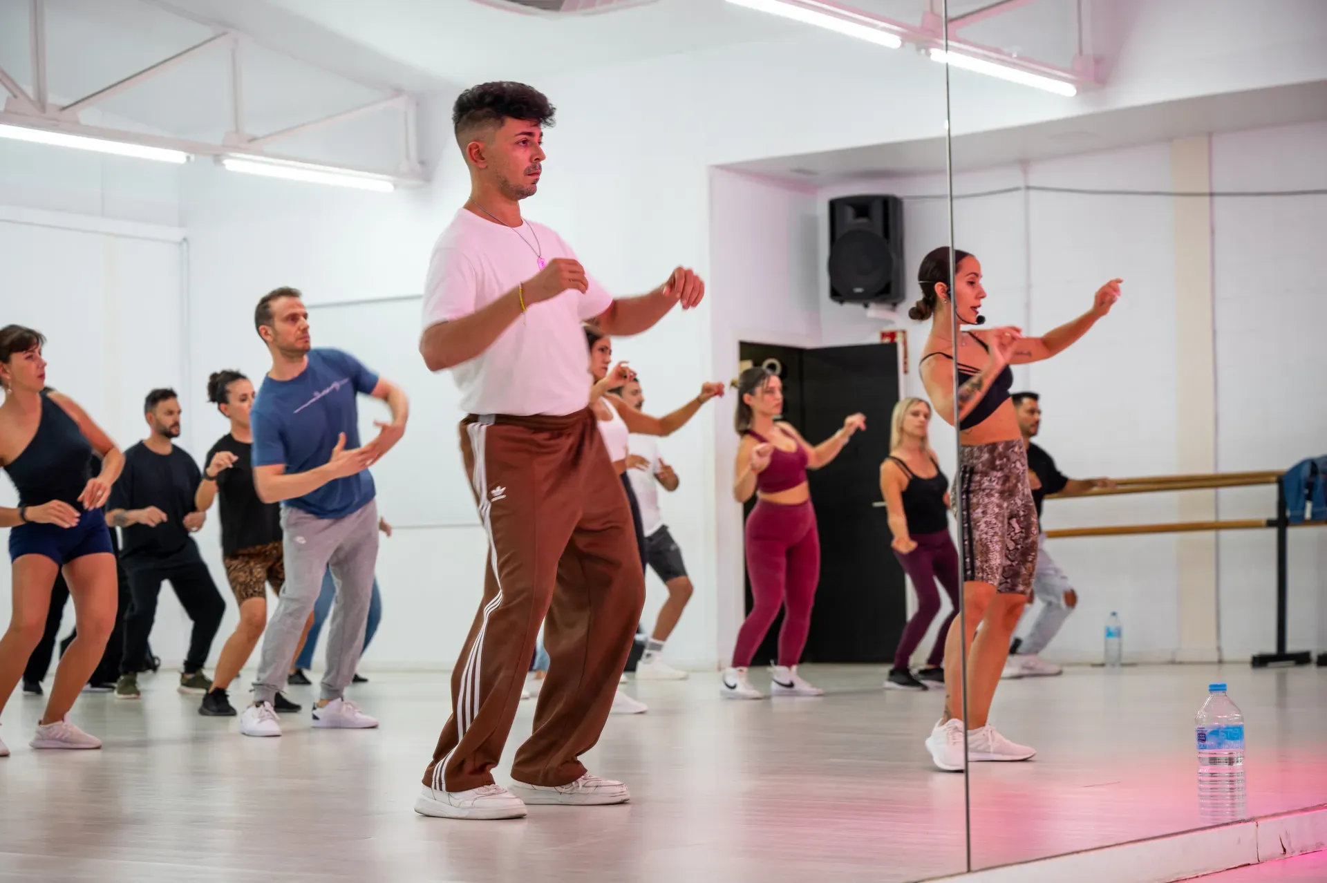 Ambiente de una clase de bachata en el estudio de Saoco Dance Center